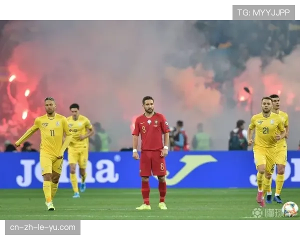 场边花絮:狼队球迷高歌致敬即将退役的老将穆蒂尼奥 场边花絮:狼队球迷高歌致敬即将退役的老将穆蒂尼奥